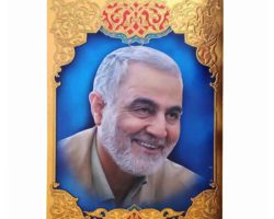 001-20224105-تابلو شاسی ۳۵در۵۰ طلاکوب سردار سلیمانی لباس روشن