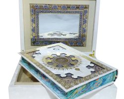 110129-قرآن وزیری گلاسه جعبه دار سفید با آینه پلاک