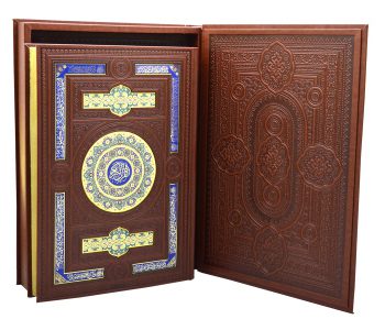110180-قرآن رحلی معطر جعبه دار چرم پلاک رنگی
