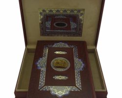 110187-قرآن رحلی گلاسه جعبه دار چرم آینه دار پلاک رنگی
