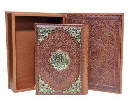 120428-قرآن نفیس وزیری گلاسه چرم جعبه دار طرح